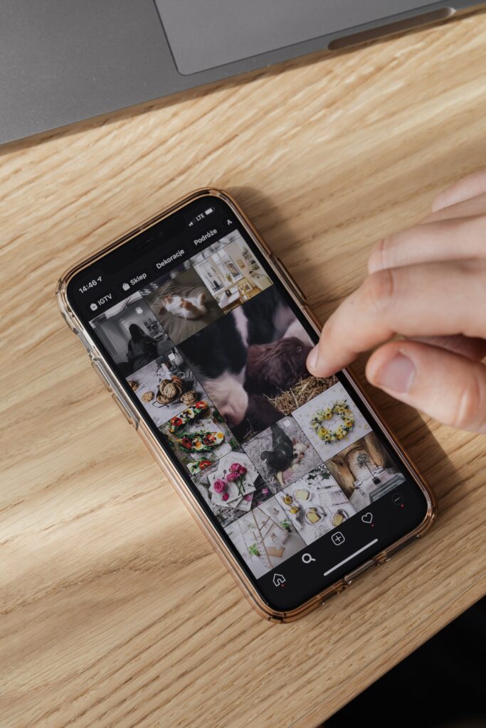 Handy mit geöffnetem Social Media Feed auf einem Tisch
